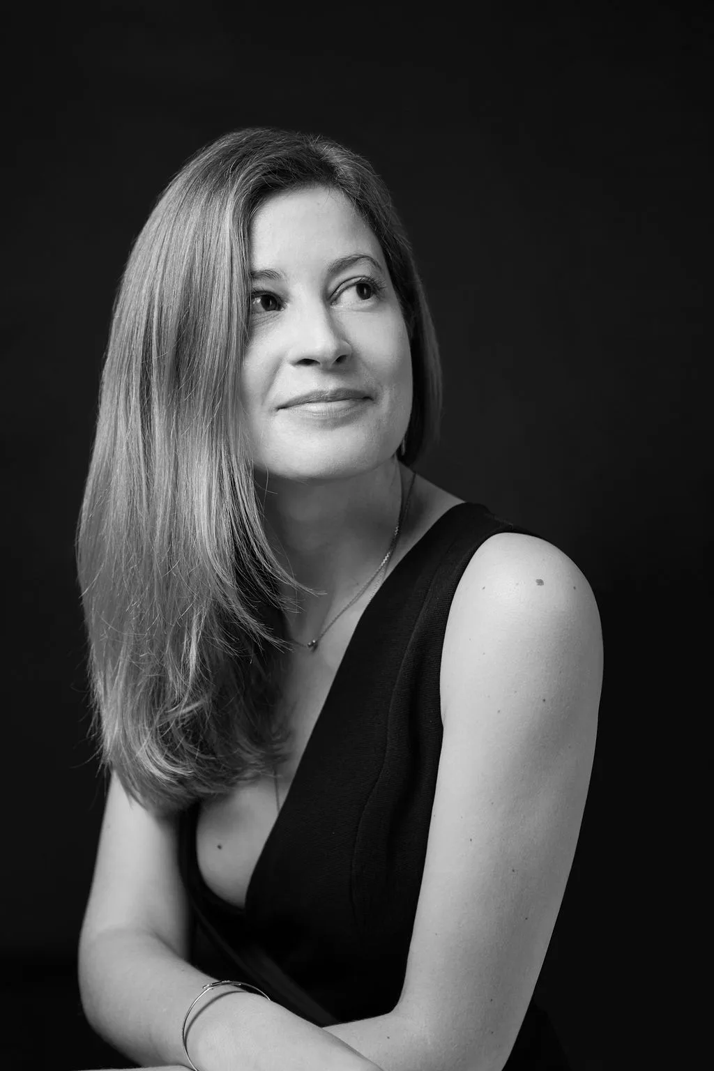 Portrait corporate en noir et blanc — femme dirigeante à Paris, photographe Jonathan Moyal