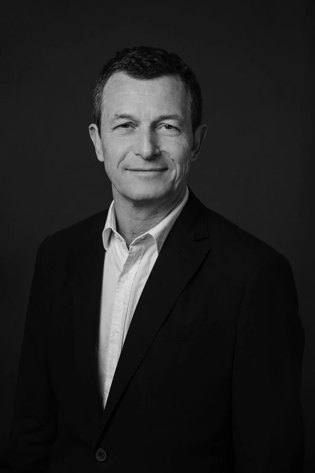 Portrait professionnel souriant d'un dirigeant pour profil LinkedIn à Paris
