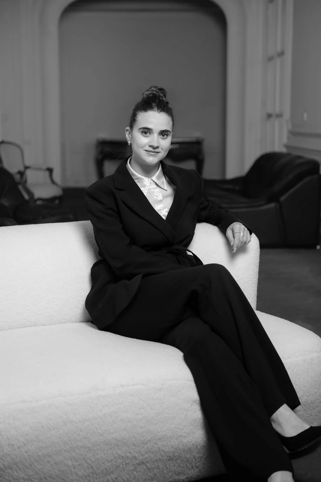 Portrait d'avocate en noir et blanc dans un cabinet parisien
