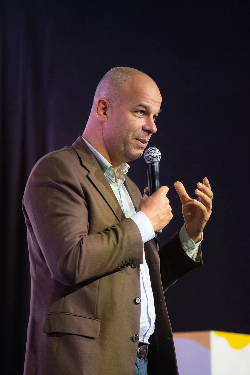 Reportage événementiel du Groupe Avril à Paris par Jonathan Moyal — intervenant sur scène lors de la convention Nourrir la Vie
