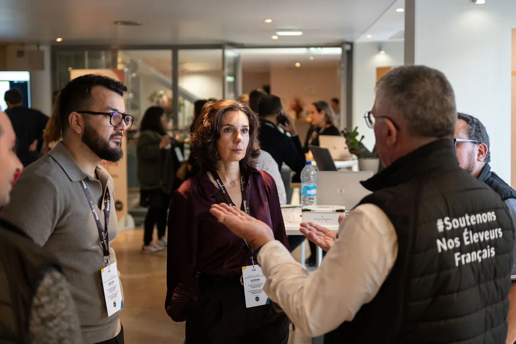Moment de networking lors de la convention du Groupe Avril à Paris — échanges entre collaborateurs, reportage Jonathan Moyal