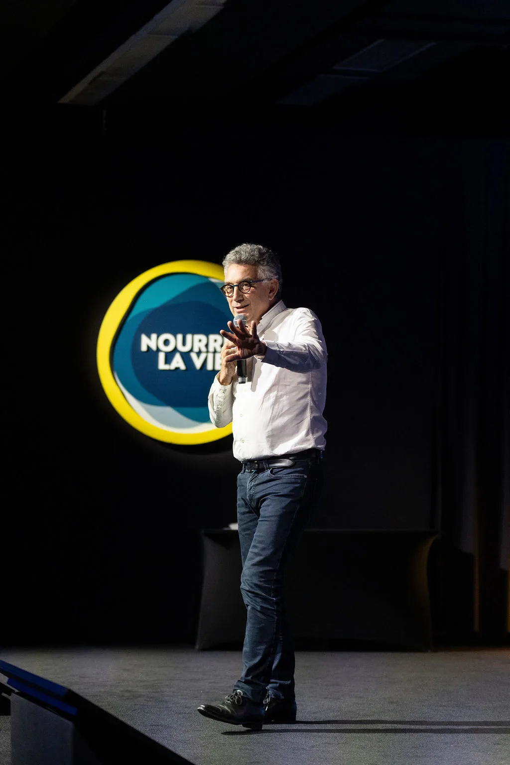 Intervenant sur scène lors de l'événement d'entreprise du Groupe Avril à Paris