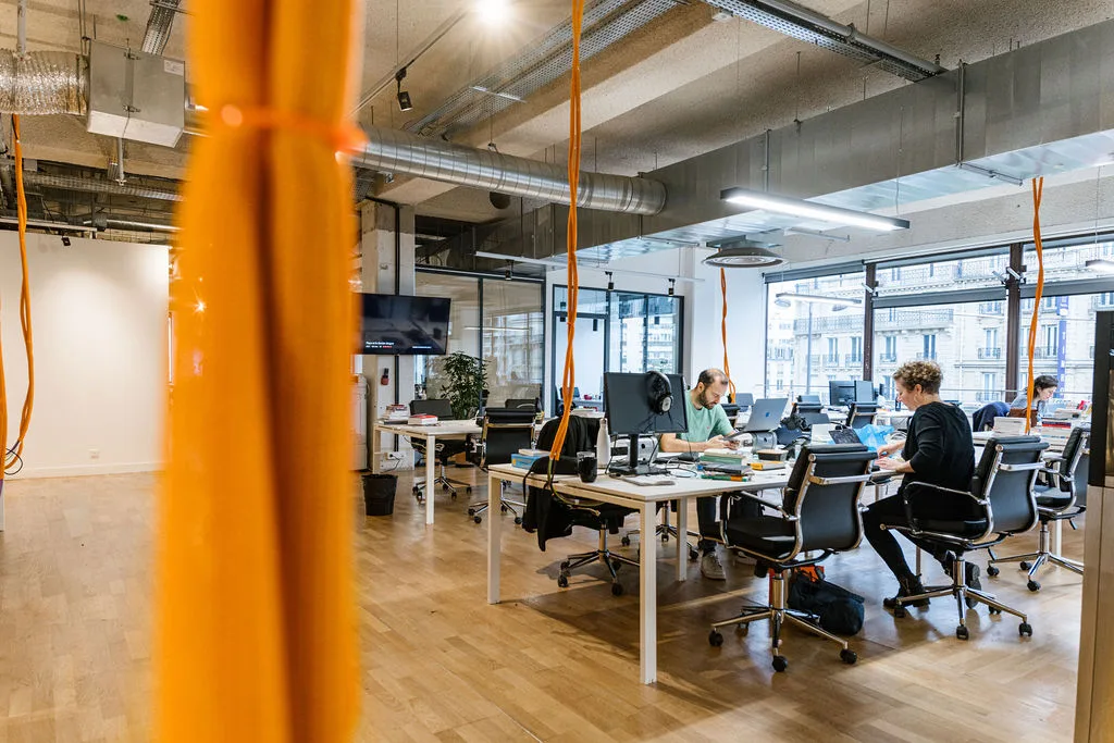 Bureaux de Brut à Paris — open-space photographié en lumière naturelle