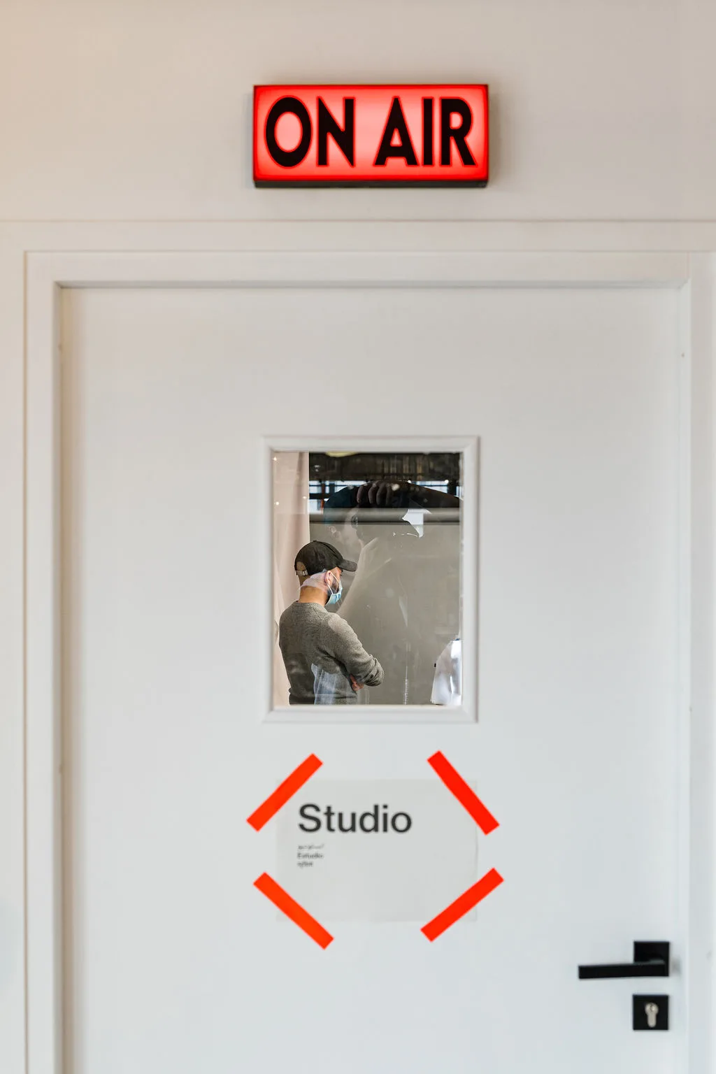 Porte du studio des bureaux de Brut à Paris avec panneau lumineux ON AIR — reportage Jonathan Moyal