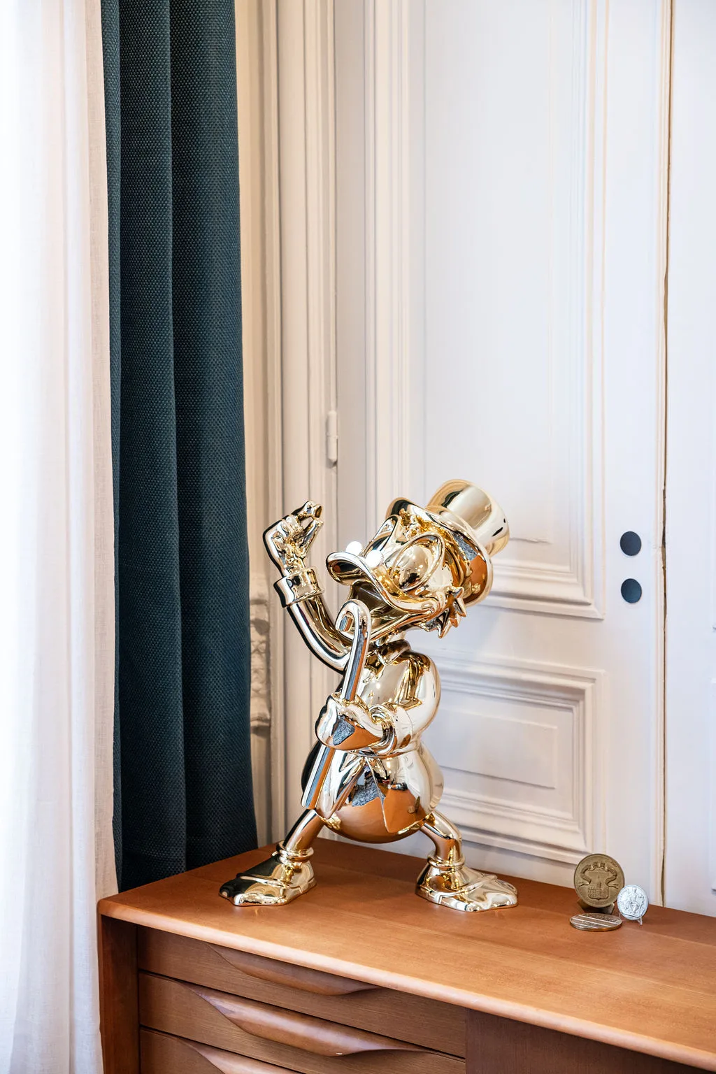 Entrée haussmannienne d'un cabinet d'avocats à Paris, parquet et moulures, par Jonathan Moyal