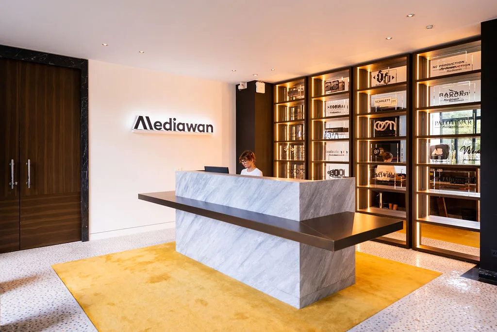 Bureaux Mediawan à Paris — espace de réunion et de coworking en lumière naturelle