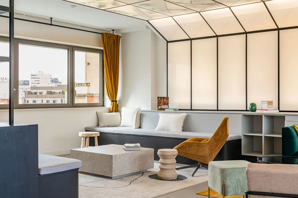 Bureaux Newen Studios à Paris — espace de travail d'un groupe audiovisuel
