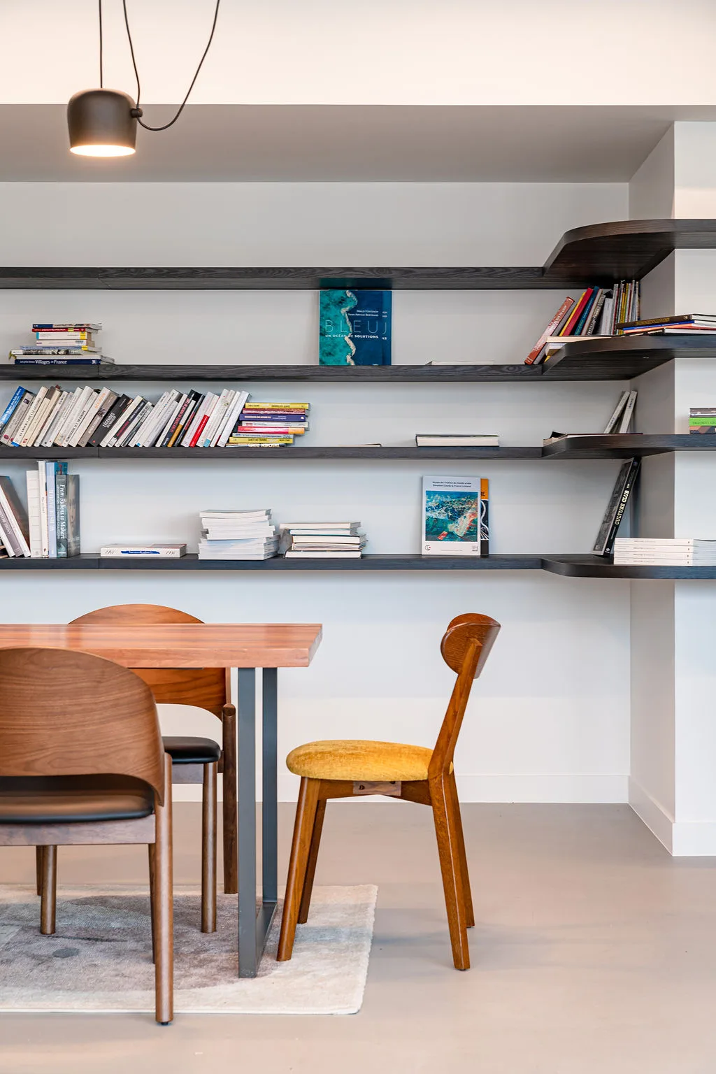 Espace de travail des bureaux de Newen à Paris photographié par Jonathan Moyal — plateau lumineux, mobilier bois et touches de jaune, design Yemanja