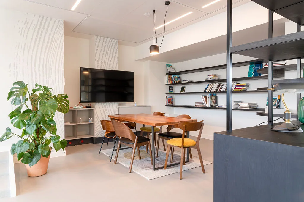 Espace de travail et bibliothèque dans les bureaux de Newen à Paris, design Yemanja
