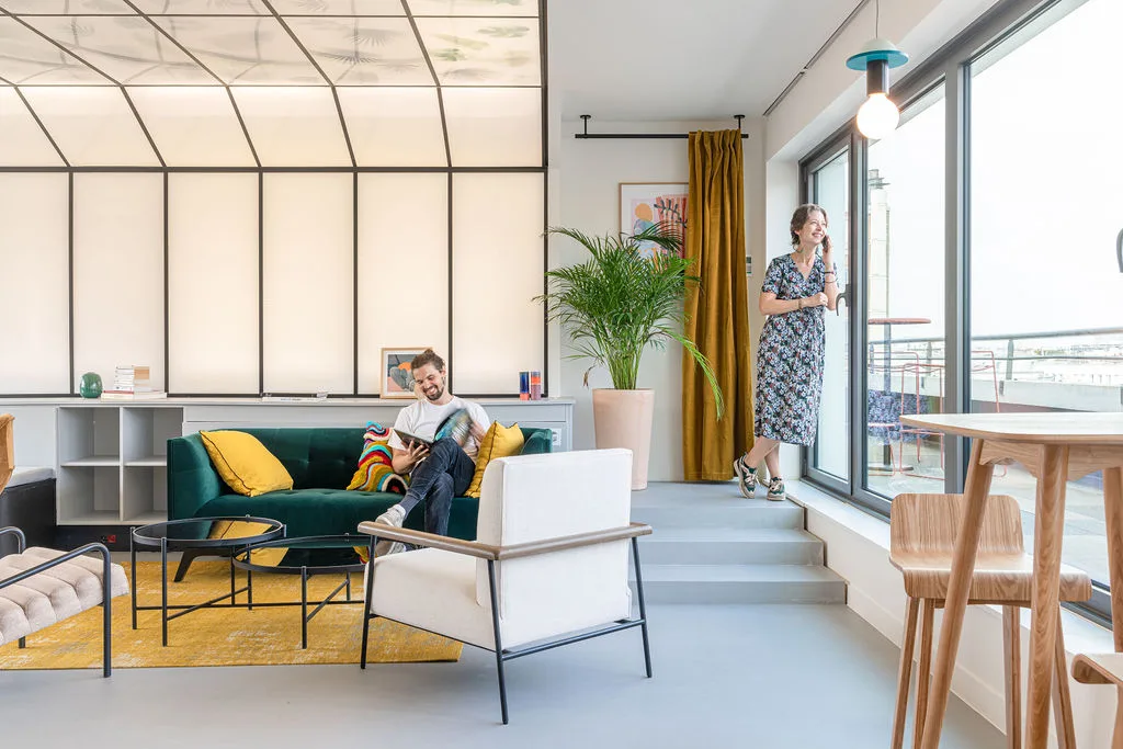 Coin détente des bureaux de Newen à Paris, assises colorées et plantes, reportage Jonathan Moyal