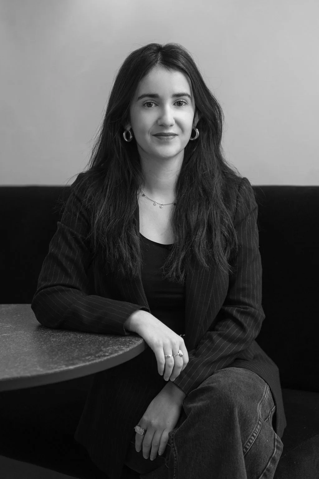 Portrait professionnel noir et blanc d'une collaboratrice en entreprise à Paris