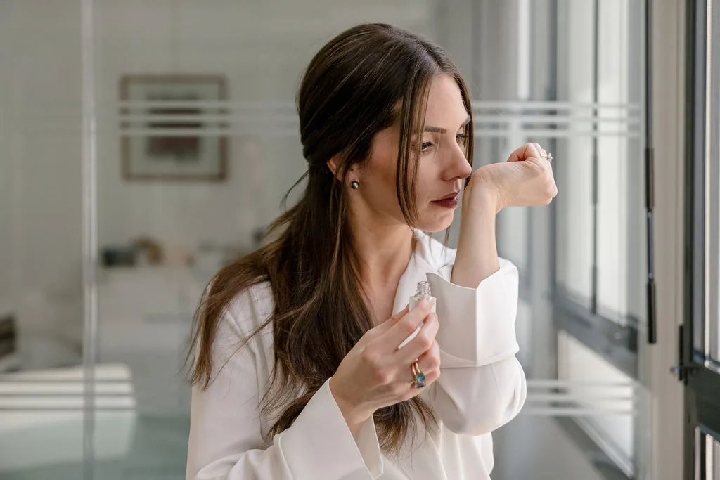 Portrait corporate en lumière naturelle à Paris — femme près d'une fenêtre, ambiance détendue, par Jonathan Moyal