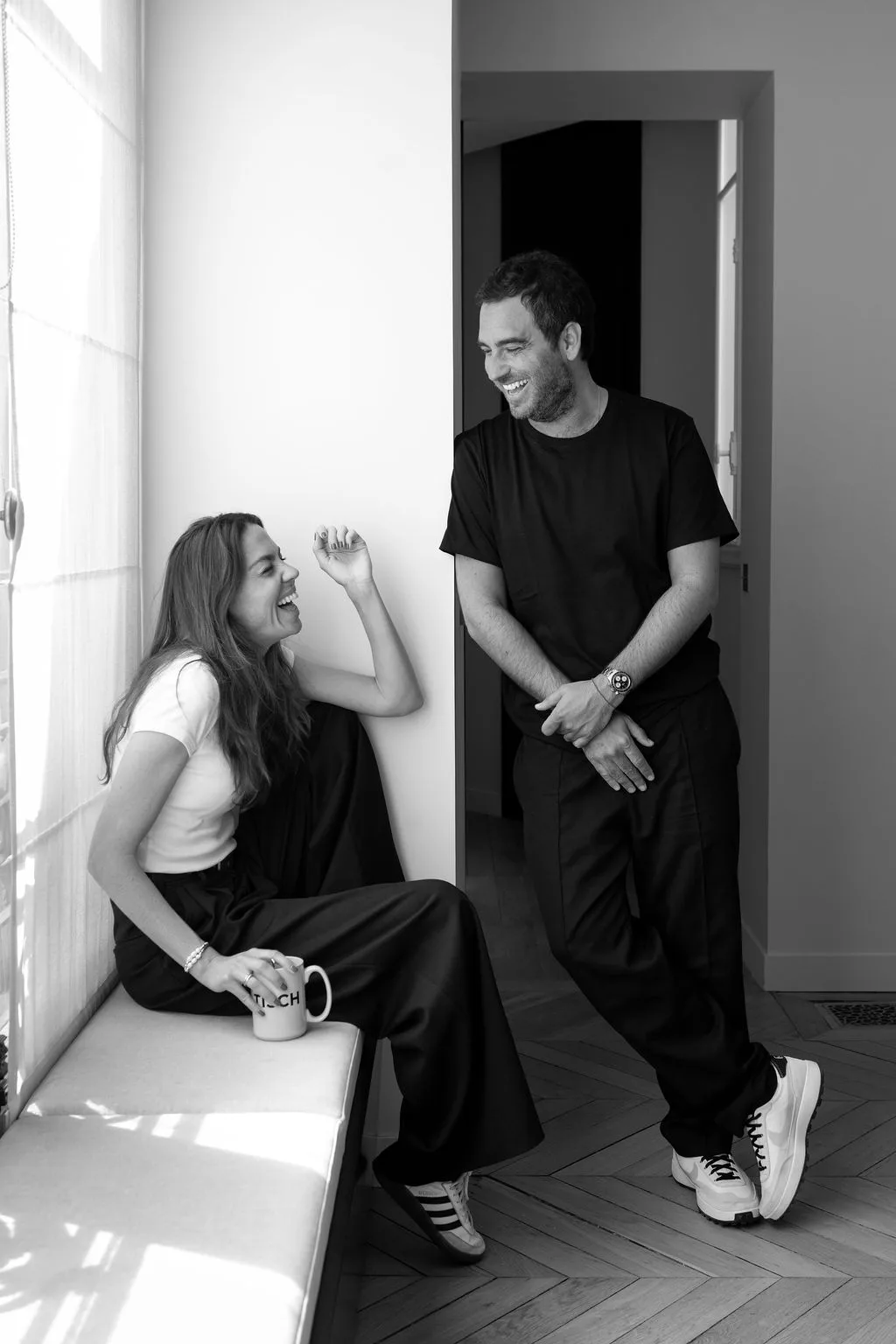 Portrait éditorial spontané en noir et blanc de deux entrepreneurs parisiens