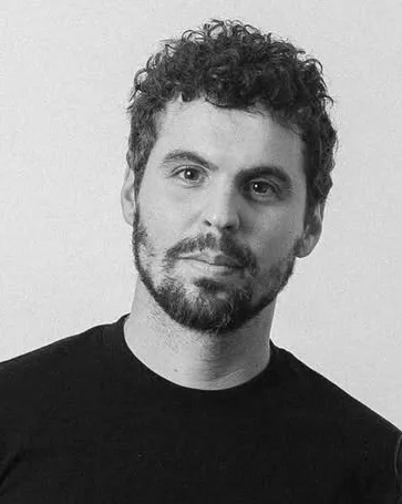 Portrait en noir et blanc de Jonathan Moyal, il porte un t-shirt noir