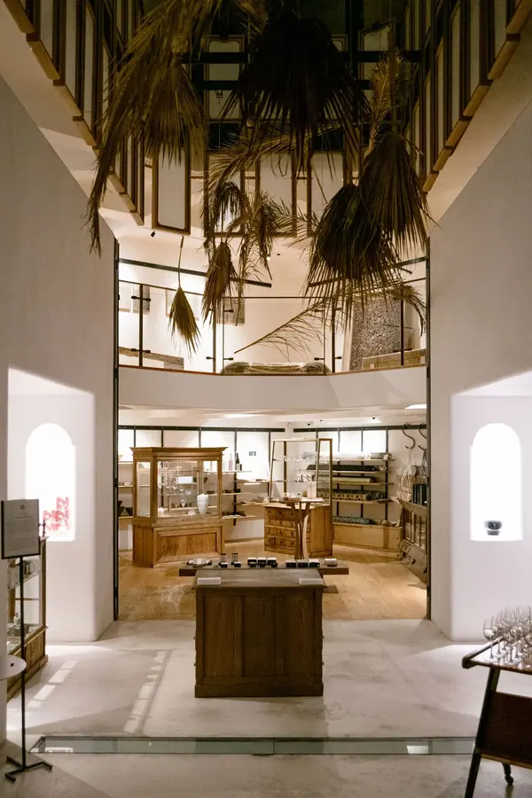 Escalier suspendu en bois et garde-corps en verre chez Ogata Paris, photographie d'architecture intérieure dans le Marais