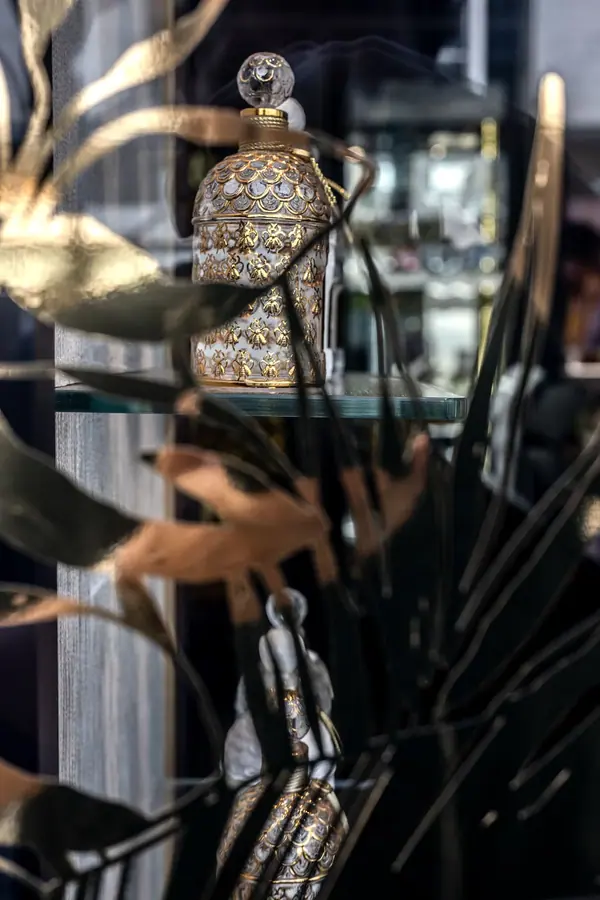 Guerlain – Portrait d'une illustratrice — photo 6 sur 9, par Jonathan Moyal