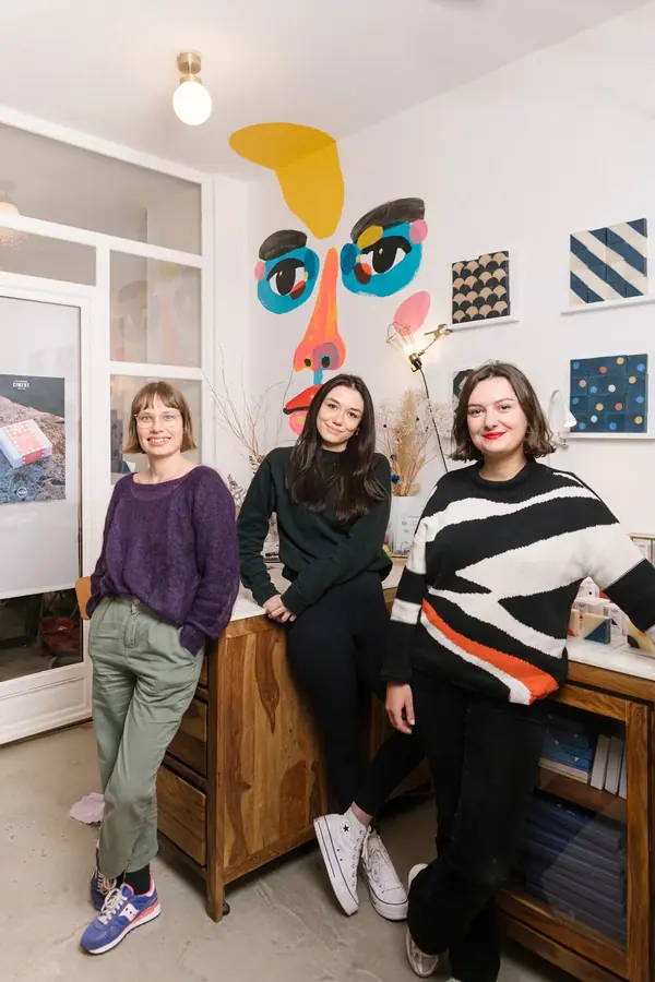 Équipe de la Savonnerie Ciment posant dans son atelier parisien aux murs colorés, reportage photo et packshot produit