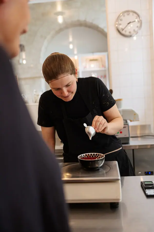 Artisane pesant une préparation à l'atelier Confiture Parisienne, reportage photo d'entreprise