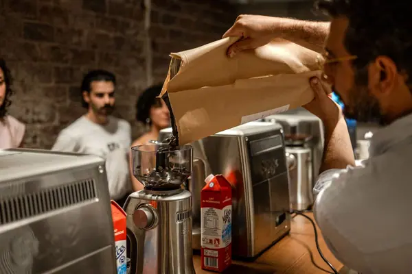 Terrah — reportage au salon de café — photo 8 sur 10, par Jonathan Moyal