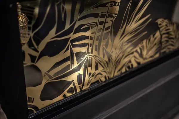 Guerlain – Portrait d'une illustratrice — photo 8 sur 9, par Jonathan Moyal