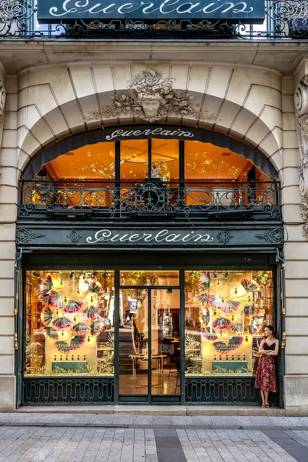 Guerlain – Portrait d'une illustratrice — photo 9 sur 9, par Jonathan Moyal