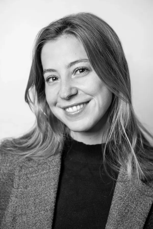 Portrait noir et blanc souriant d'une collaboratrice pour le trombinoscope de son entreprise