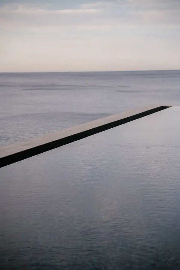 Piscine à débordement de l'hôtel Les Roches Blanches face à la Méditerranée à Cassis, photographie d'architecture