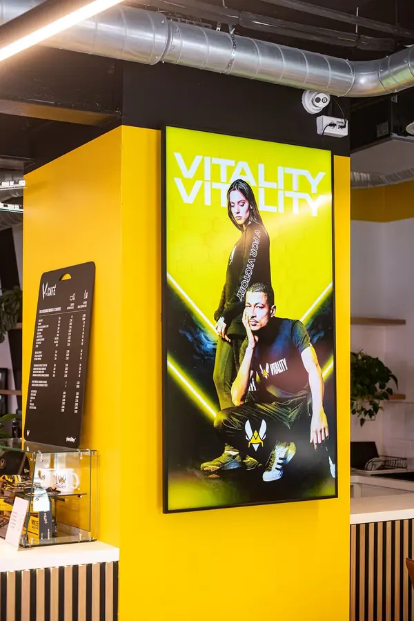 Colonne jaune et écran à l'effigie de la Team Vitality au V.Hive à Paris, photographie d'architecture intérieure