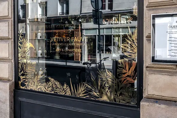 Guerlain – Portrait d'une illustratrice — photo 5 sur 9, par Jonathan Moyal