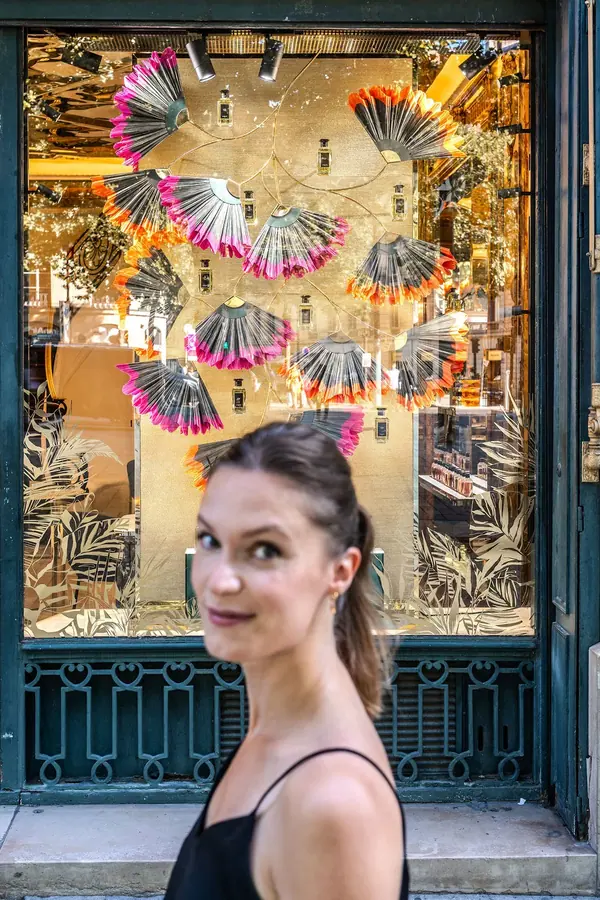 Guerlain – Portrait d'une illustratrice — photo 3 sur 9, par Jonathan Moyal