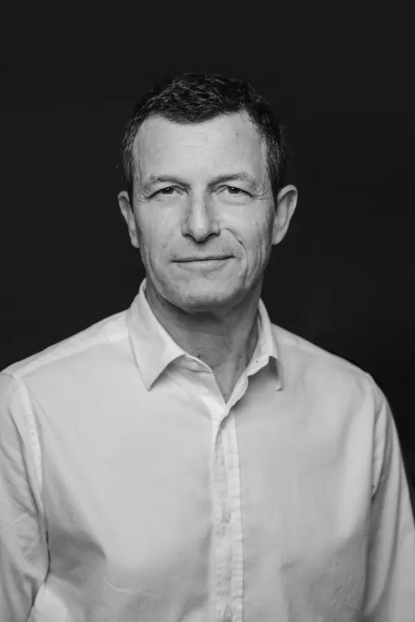 Portrait corporate noir et blanc d'un homme en chemise blanche, studio à Paris