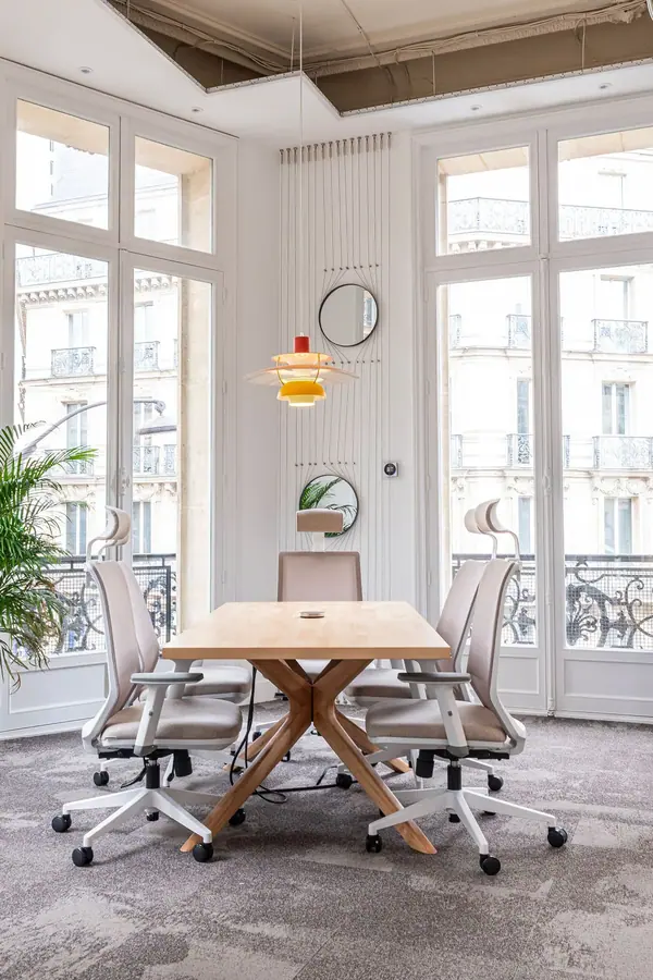 Photographie d'architecture intérieure : salle de réunion des bureaux Findle, table en bois, fenêtres haussmanniennes