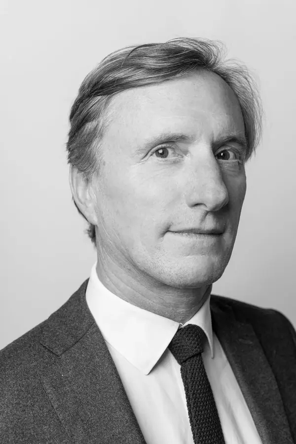 Portrait noir et blanc d'un collaborateur en costume, trombinoscope d'entreprise