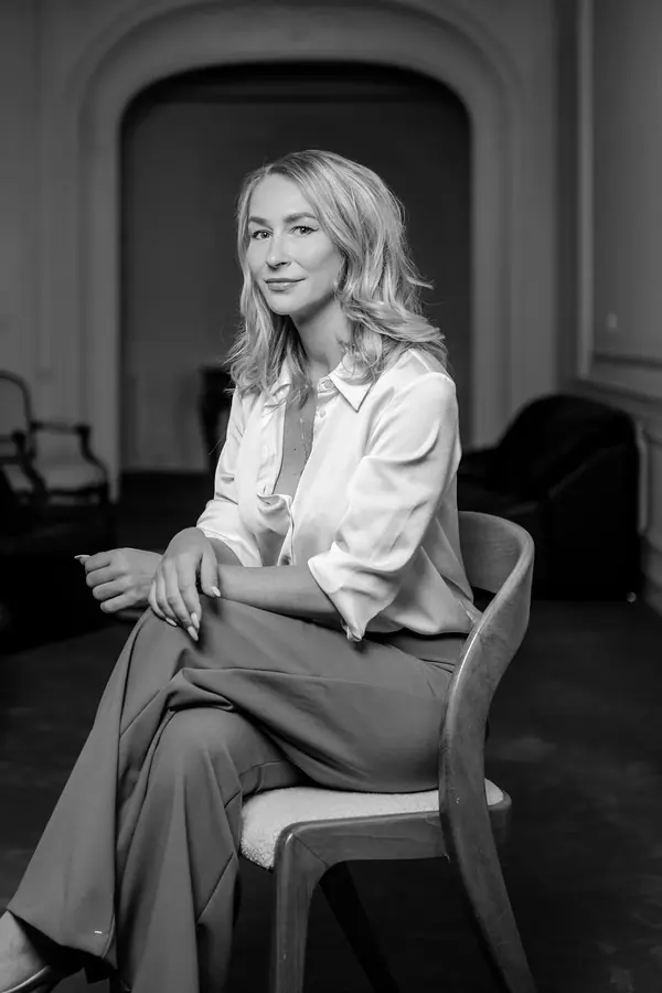 Portrait professionnel noir et blanc d'une avocate assise dans son cabinet à Paris