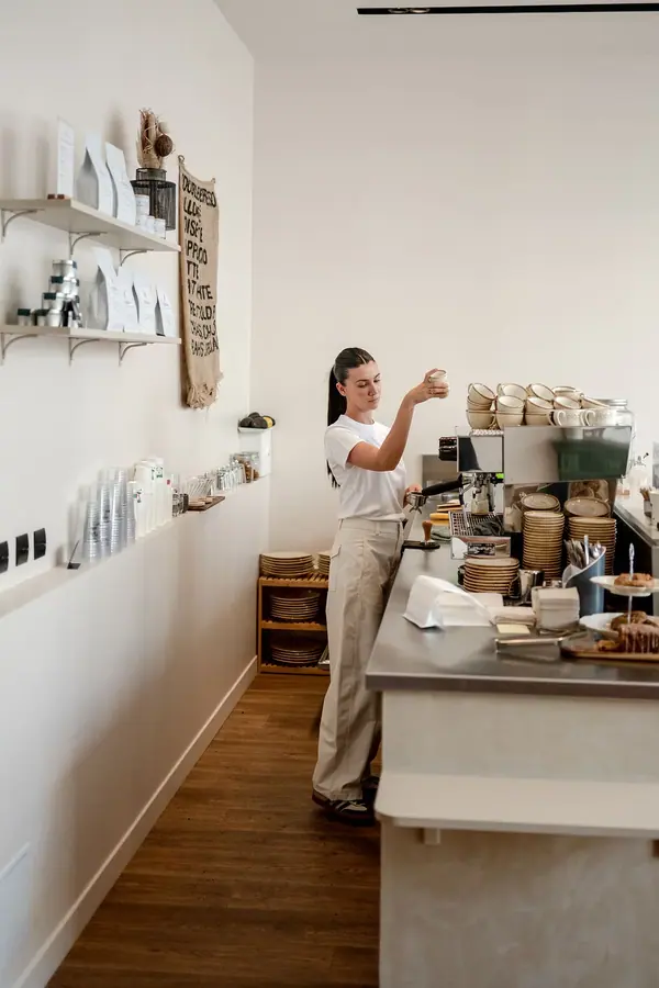 Terrah — reportage au salon de café — photo 3 sur 10, par Jonathan Moyal