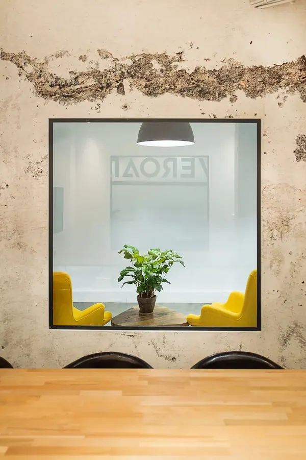 Bureaux Everoad à Paris par Yemanja : plateau lumineux avec verrière d'atelier, plantes et suspensions noires