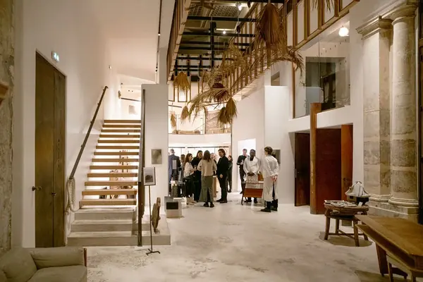Invités réunis dans le hall en pierre d'OGATA Paris lors de la soirée de Noël Takasago, reportage photo événementiel