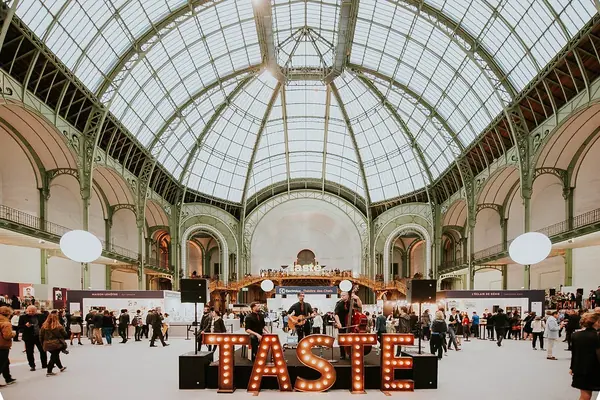 Nef du Grand Palais et lettres lumineuses TASTE lors du festival Taste of Paris, reportage photo événementiel