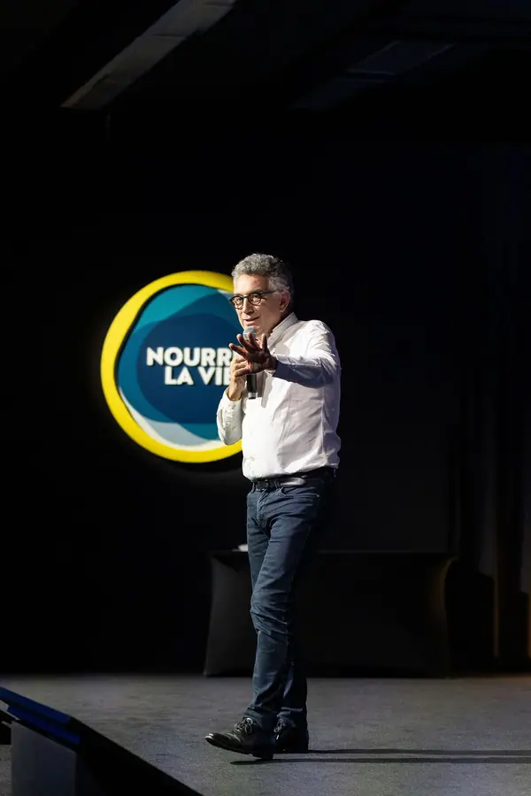 Intervenant sur scène lors de l'événement d'entreprise du Groupe Avril à Paris