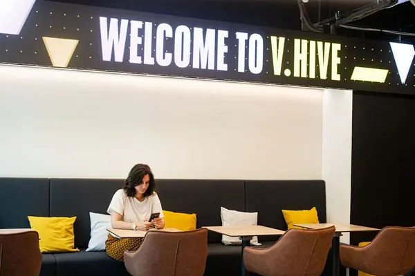 Vitality — V.Hive — photo 8 sur 9, par Jonathan Moyal