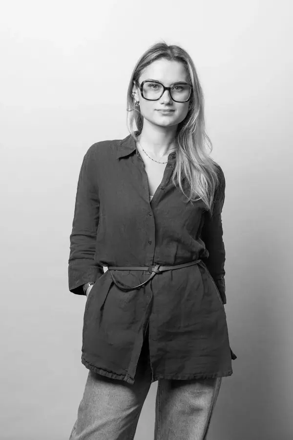 Portrait noir et blanc d'une collaboratrice à lunettes pour le trombinoscope d'une entreprise à Paris