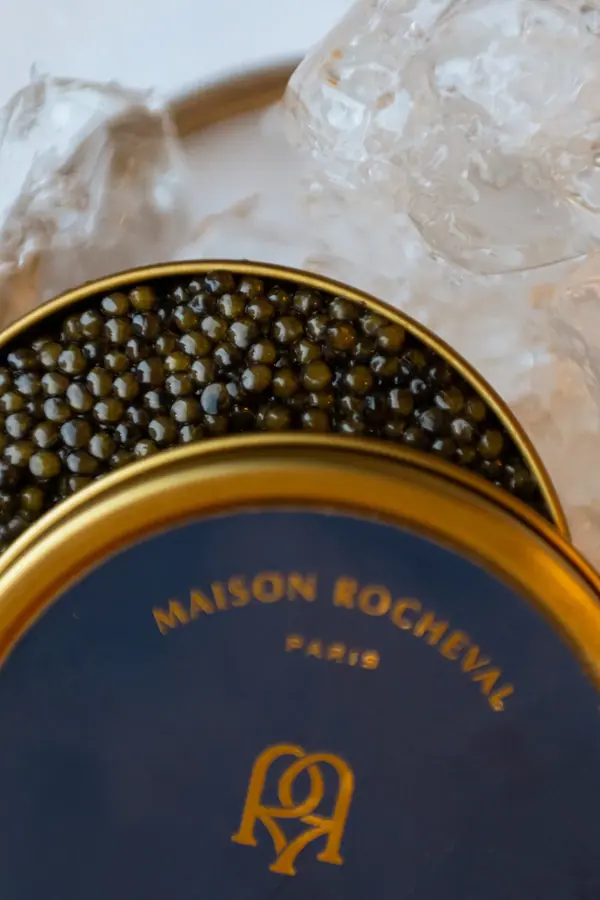 Boîte de caviar Maison Rocheval ouverte sur un lit de glace lors de la soirée de lancement à Paris, reportage photo événementiel