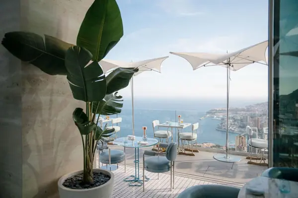 Photographie d'hôtel : terrasse de The Maybourne Riviera surplombant la Méditerranée et Monaco