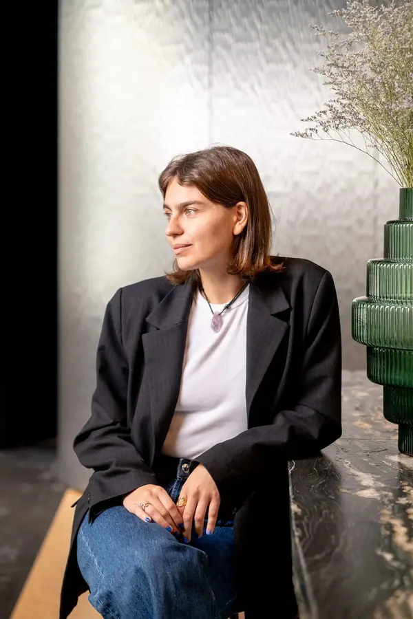 Portrait d'une associée en veste sombre, photographe pour cabinets d'avocats