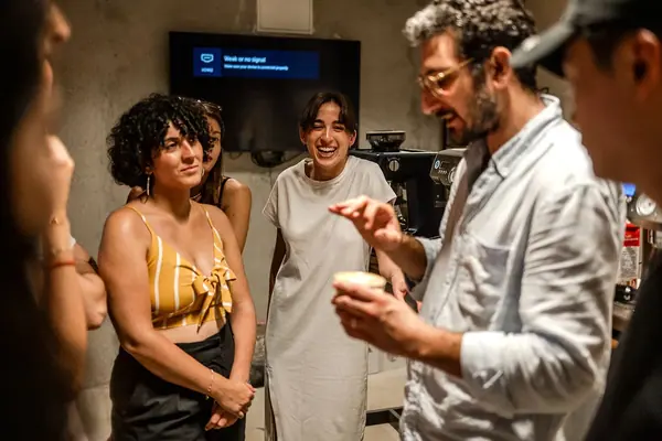 Terrah — reportage au salon de café — photo 7 sur 10, par Jonathan Moyal