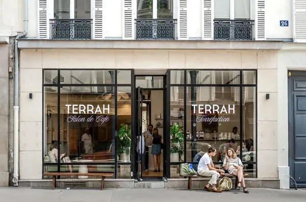 Reportage photo chez Terrah à Paris, façade du salon de café et torréfaction avec clients assis sur les bancs