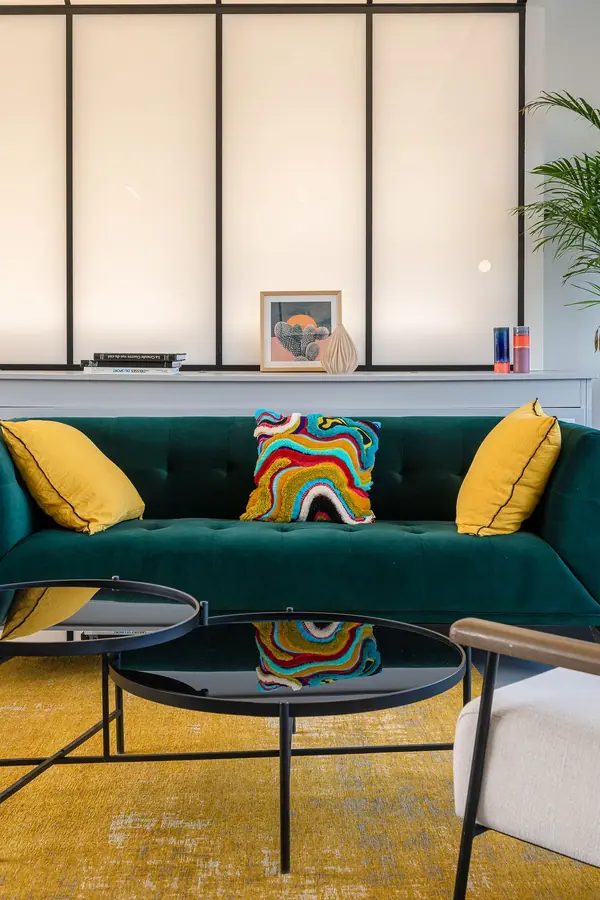 Salle de réunion des bureaux de Newen à Paris, aménagement Yemanja, lumière naturelle