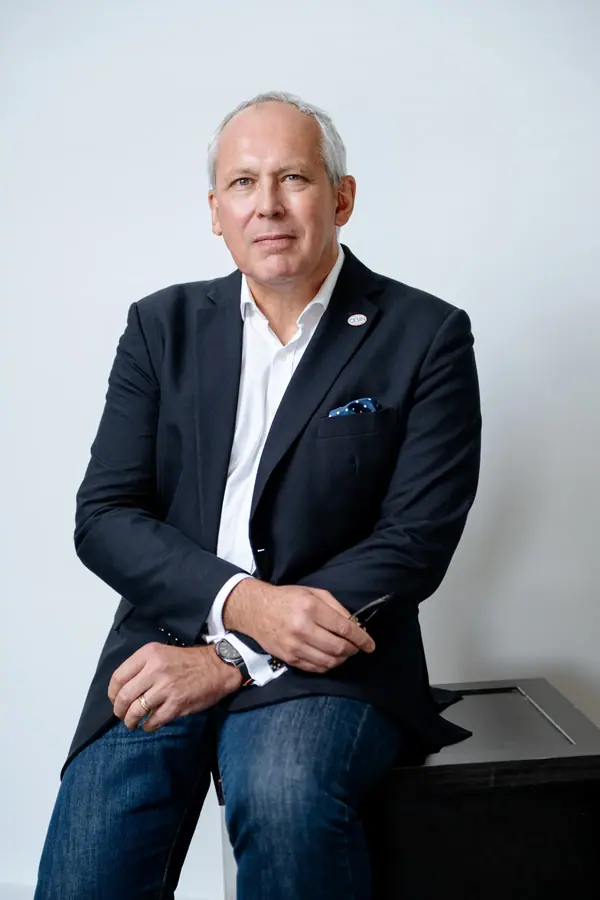 Portrait couleur d'un administrateur du CESIN en veste bleu marine, assis sur fond clair, photographe portrait de dirigeants