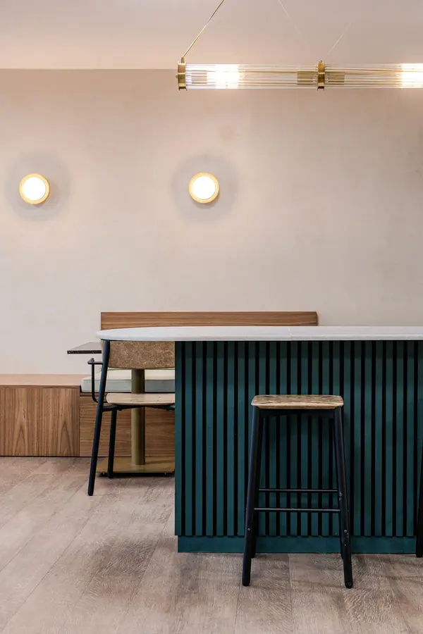 Photographie d'architecture intérieure des bureaux de Centaure Avocats à Lille, comptoir vert et appliques murales
