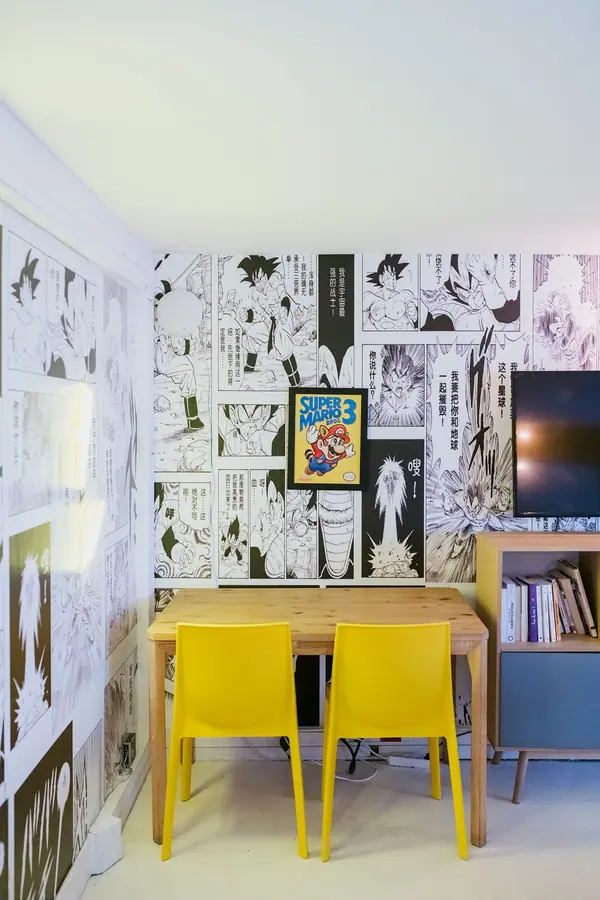 Salle de réunion tapissée de planches de manga et chaises jaunes, bureaux Urban Linker, photographie architecture intérieure